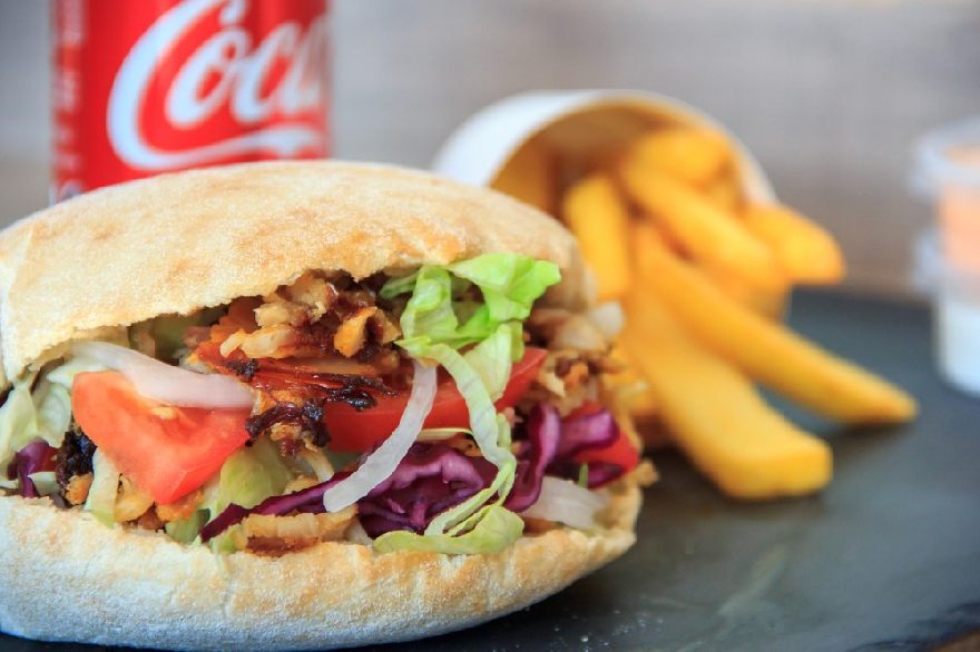 Leckeren Döner und saftigen Dürüm bei dem türkischen Restaurant Altin Dilim in München mit Lieferservice von orientalisches Essen.